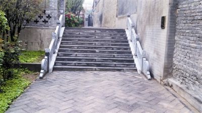 修复后的地面和台阶变得平整