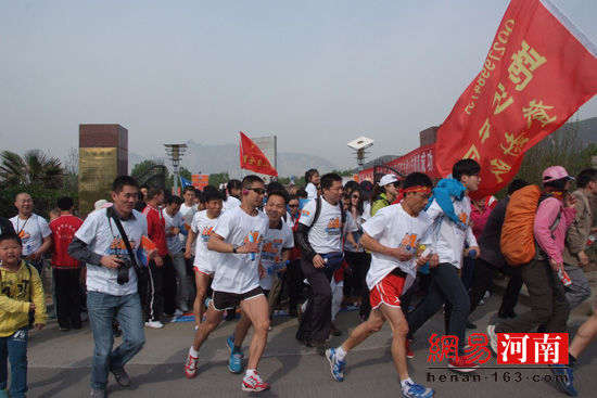 第四届嵩山车友登山节于昨日隆重举行
