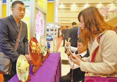  牡丹瓷展台吸引了很多人的目光 