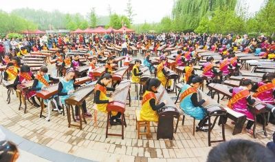 洛阳隋唐城遗址牡丹园110人上演古筝表演