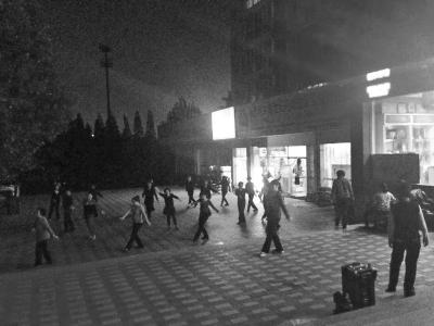 洛阳广场舞大妈不满社区放电影占场地 拔掉插销