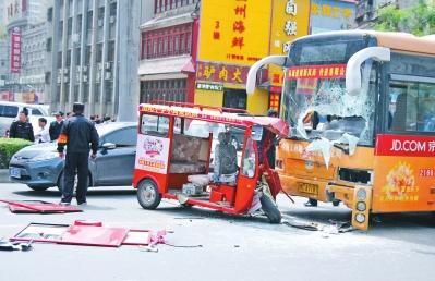 洛阳三轮车载情侣与公交车相撞 现场血迹斑斑