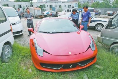 洛阳无牌法拉利呼啸过街随意变道 连闯9个红灯 