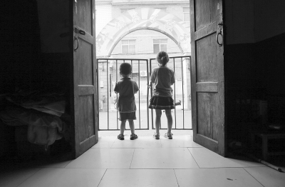 看着别的小朋友被家长领回家，小姐弟曾哭着跟老师说“爸爸妈妈不要我们了”。