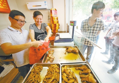 由于烧鸡味道好，小店吸引了不少回头客。