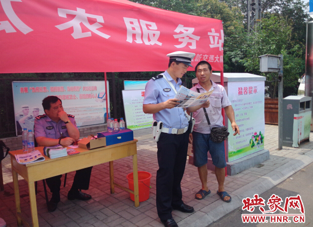 瀛州桥交通岗的瓜农服务站