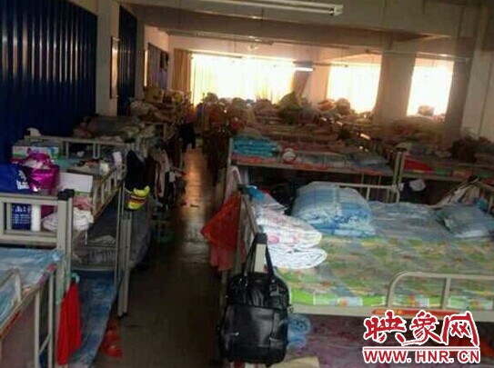 宿舍床位拥挤不堪