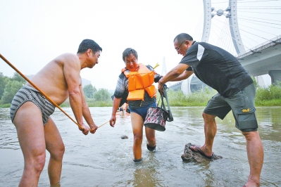 被困人员被成功救到岸边