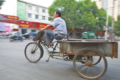 　改装的机动三轮自行车