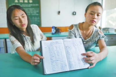 刘龚带的2012届毕业生一天就募捐了5000多元，并一一登记。