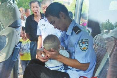 民警对弃婴简单护理后，准备将其送往市儿童福利院。