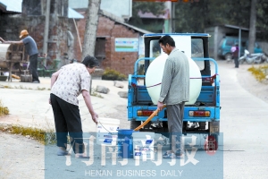 老李每天给村民送水