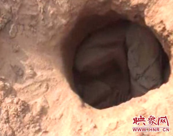 邓州“智障”男子闹市掘土洞蜗居避暑