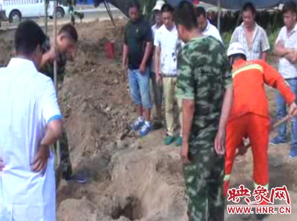 邓州“智障”男子闹市掘土洞蜗居避暑