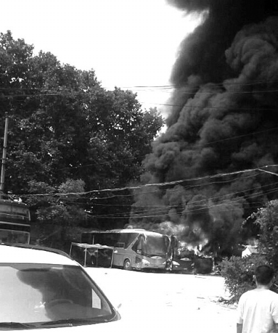 疑似智障男子大巴车上玩耍引火灾 7辆大巴被烧毁