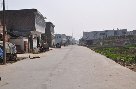 周营村宽阔的水泥路
