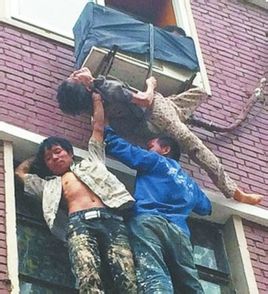 南阳“托举三兄弟”天津救人现场图