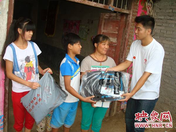 南阳公益社爱心人士到英雄邹令冬家送去捐赠物品