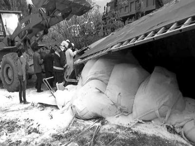 鲁山境内一货车侧翻 20吨工业粉末挤扁驾驶室