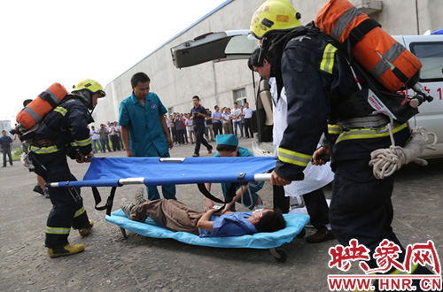 消防战士从纺纱车间火区抢救遇难人员