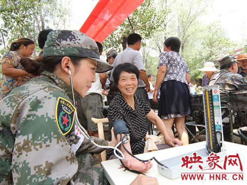 解放军152医院医务工作者为当地群众义诊