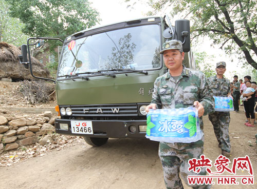 平顶山军分区、叶县武装部、武警官兵为吃水困难群众送水