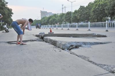 平顶山汝州天气过于炎热 一水泥路面冒烟炸裂