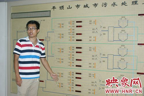 刘段长向记者讲述污水处理的过程及工艺