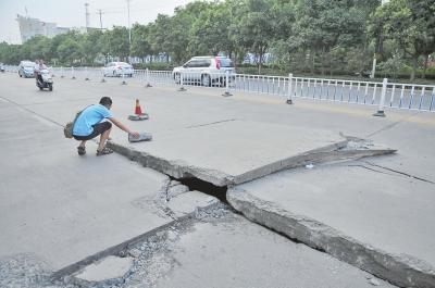 平顶山汝州天气过于炎热 一水泥路面冒烟炸裂