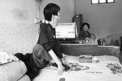 三门峡男子上身单薄如“纸” 12岁时腿无法行走