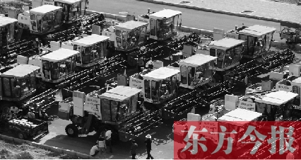 23日,内黄县近百台大型联合收割机出征南下,参加由南向北展开的“麦收会战”。