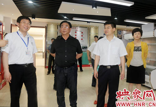 中央人民广播电台调研组一行参观万宝电器产品展厅