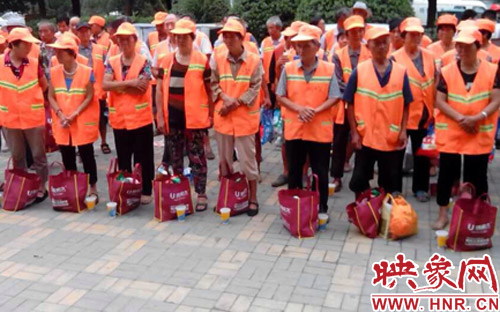爱心企业为环卫工发放爱心物品