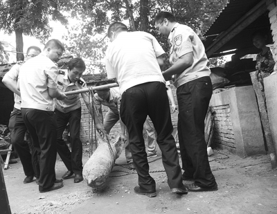 民警将这枚炸弹搬至安全处爆破