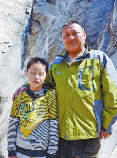  侯宏良和获救少年合影网友杨向阳摄