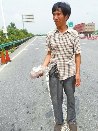 套着塑料袋的4万元现金曾装在这个普通裤兜里。