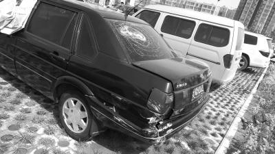 辉县越野车发疯撞五辆车 司机下车后砸车打人