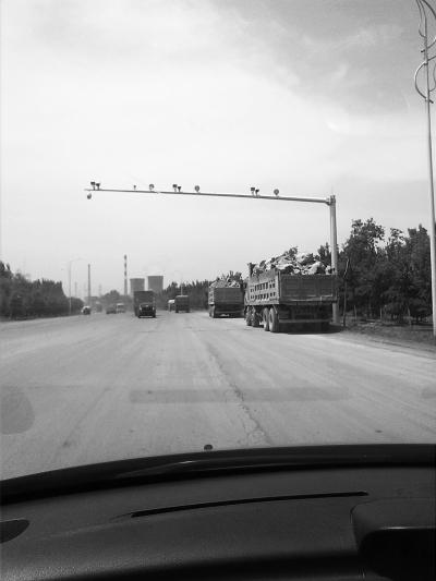 新乡村民为斗货车省道挖18条沟 副市长现场调研