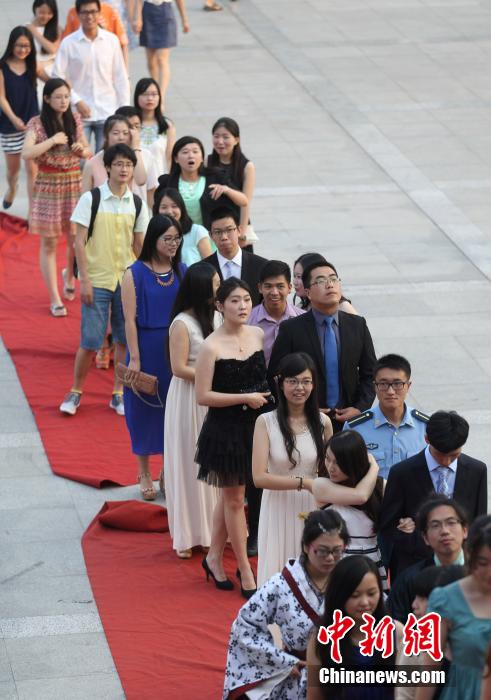 毕业生们身着礼服踏上红地毯