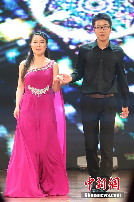 毕业生们身着礼服踏上红地毯