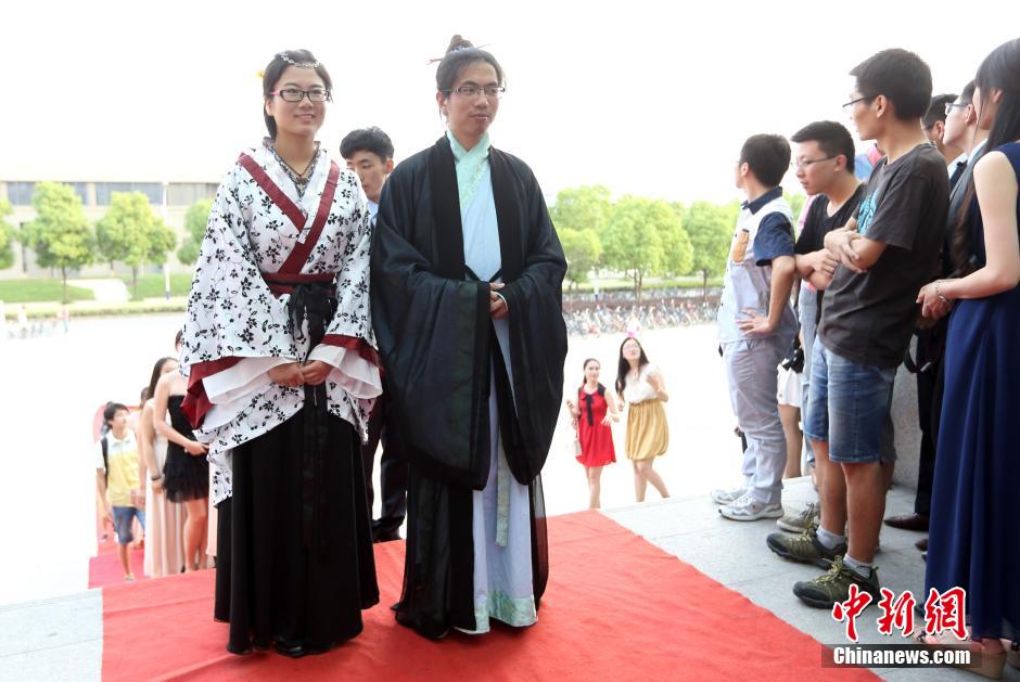 南京大学生着汉服毕业走红毯告别校园