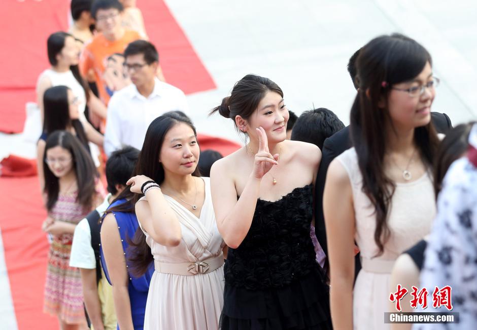 毕业生们身着礼服踏上红地毯