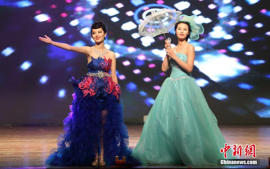 毕业生们身着礼服踏上红地毯