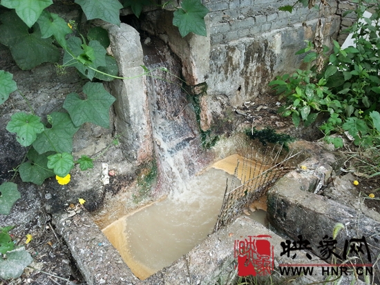 餐具消毒企业排污 信阳市区清澈界河成“黑水河”