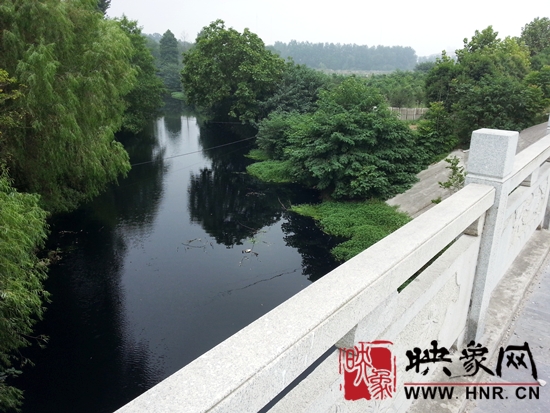餐具消毒企业排污 信阳市区清澈界河成“黑水河”