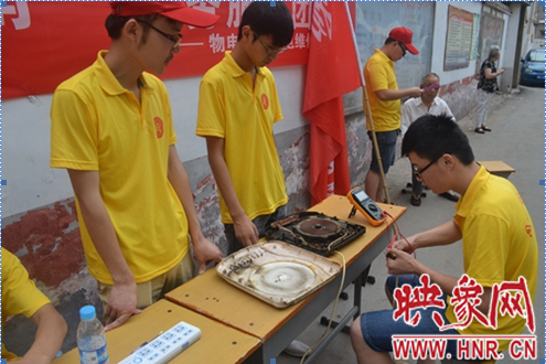 周口师院大学生维修队进社区 贴心服务获好评