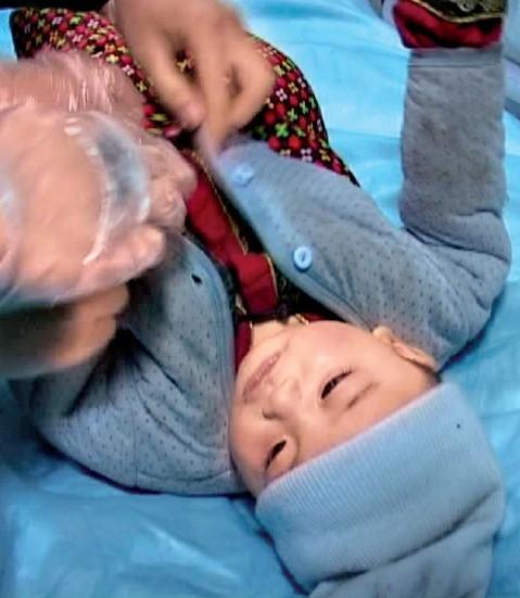 郑州男婴被弃街头三轮车斗内 身下仅垫一层报纸