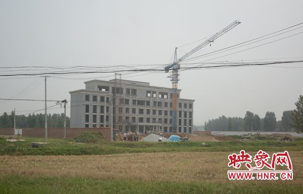 6月12日，羊册镇政府大楼正在紧张施工