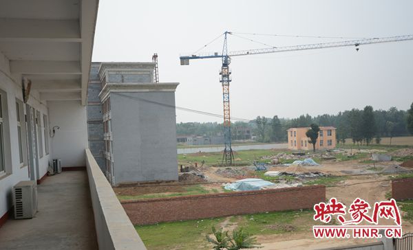 从镇领导门口看正在施工的镇政府大楼