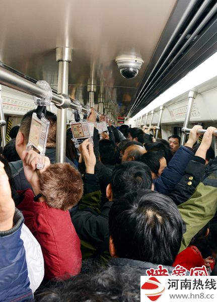 第一趟地铁车厢内挤满了乘坐的市民